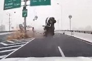 【動画】プジョーが分離帯に突っ込んで高速道路から落下してしまうヤバすぎる事故。