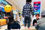 【悲報】底辺家族さん、イオンのフードコートでテーブルに乗り大はしゃぎwwwwwww