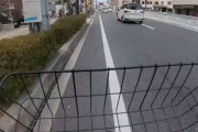 【悲報】自転車さん、ただ道交法を守り左端を走ってただけなのにクラクションを鳴らされてしまう…