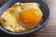 【画像】料理研究家さん、目玉焼きをご飯に乗せただけの物のレシピを発表してしまうｗｗｗｗｗｗｗ