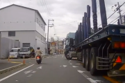 【動画】原付おばさん、トラックの内輪差を知らず巻き込まれそうになる