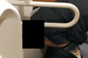 【悲報】駅のトイレの小便器でウ●コするサラリーマンが見つかる