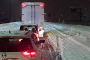 【続報】新潟県柏崎市の立ち往生、今夜の解消は望み薄　絶望の車中泊…