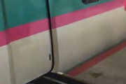 新幹線さん、車椅子乗車用の補助板を付けたまま発車してしまう　あわや大事故のとこ掃除のおばちゃんがとっさの機転で蹴り外す
