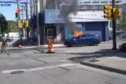 【EV車】テスラModel Yが炎上、電動ドア開かず。運転手は窓を蹴破って脱出…