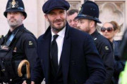 ベッカムさん、エリザベス女王の弔問に12時間並ぶ　市民と一緒に