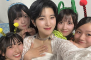 小島はな、虫に囲まれご満悦