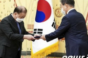 外務省事務次官、駐日韓国大使・カン・チャンイルに会い、「韓国裁判所の慰安婦判決を受け入れることはできない」と通知