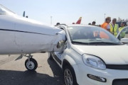 【動画】ミラノの空港でジェット機が地上支援車に刺さる事故。