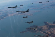 米軍がB-1B戦略爆撃機を朝鮮半島に再展開、韓国軍と空中訓練…空自F-2戦闘機とも訓練！