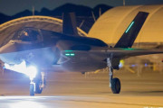 米海兵隊岩国飛行場でF-35B戦闘機が夜間訓練を実施、低照度下での模擬接近航空支援！