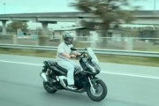 【動画】子供たちに注目されながら大事故を起こしたバイク乗り(´･_･`)