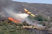 【動画】2名死亡。山火事の消火活動中をしていた航空機が墜落してしまう事故。