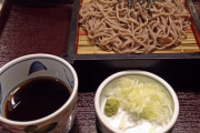 ざる蕎麦に付いてくるネギを速攻でツユに入れるバカ