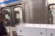 【動画】電車駆け込み女の子、負けてしまう