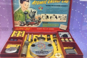 1950年にアメリカで発売された世界一危険なおもちゃ。A.Cギルバート社の「子供用原子力研究セット」