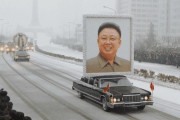 北朝鮮で「絶対に笑ってはいけない金正日」がスタートｗｗｗｗｗｗ ← 笑顔を見せた国民は…