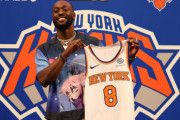 【画像】NBAオールスター選手、移籍会見で謎のアニメTシャツを着てしまうｗｗｗｗｗｗｗ