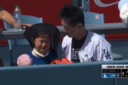 大谷のホームランボールを捕り損ねたパパ＆大泣きの子供、海外で話題に