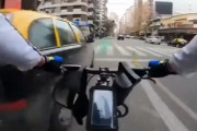 【動画】イギリスの正義系自転車Youtuber、路駐する車のミラーを破壊しまくる・・・・