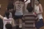 【画像】女子バレー選手、近づいてきたファンを避けてしまう・・・