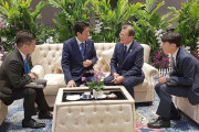 安倍首相と文大統領が「非常に友好的」な11分間の会談（海外の反応）
