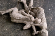 【画像】火砕流に呑まれた古代の二人組、男と判明！？　男同士で抱き合う姿から科学者はゲイカップルと推測