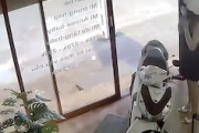 【動画】バイクに乗ろうとした女性が窒息しかけた危ない事故。