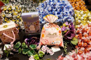 「リンツの丸いチョコ」いつの間にか日本で知名度上げたワケ　客が好きな商品を袋に詰める「量り売り」戦略