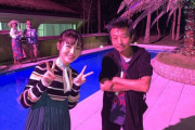 【画像】浜辺美波さん、初ナイトプールでテンション爆上がりしてしまうwww