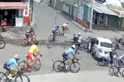 自転車ロードレースを横切ろうとした車に選手が次々と衝突してしまう事故。