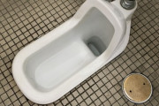 【警告】TOTO『和式トイレの水洗レバーは”手”で押して。足で踏むな』