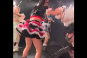 【悲報】弱者男性、アイドルのライブで観客席から引きずり出され踏まれてしまうｗｗｗｗ