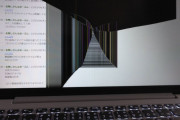 【悲報】ワイのノートPC、バッキバキに壊れて漬物石になってしまうｗ（※画像あり）