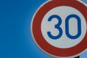普段運転するお前らさ30km/h制限の道路で実際何キロ出してる？