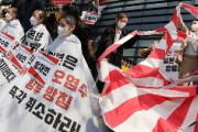 【韓国】 「汚染水放流は核戦争だ！日本は謝罪せよ！」…大学生団体、旭日旗を切り裂く！　断髪しながら連日抗議