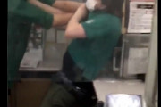 【動画】セブンイレブン店員、客の前で大乱闘ｗｗｗ