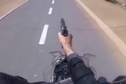 バイクから何度も発砲しながら逃走車を追い詰める南ア警察のヘルメットカメラの映像が熱い。