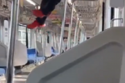 【動画】陽キャさん、電車の網棚に座ってしまうw