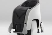 ホンダ、手を使わないモビリティ「ユニワン」事業化決定