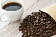 ブラックコーヒーを1日に1～2杯摂取すると、コーヒーを全く摂取しない場合と比較して、全死亡リスクが14%低下