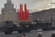 ロシア軍事パレード予行演習、旧ソ連軍の主力戦車T-34を軍用車両に積載して登場！