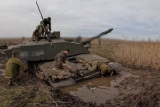 【画像】英主力戦車チャレンジャー2、前線に移動開始も途中の地面に沈む「ウクライナの大地ハードモード過ぎんよ」