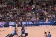 【NBA】ウェンバンヤマがまたも衝撃ショット！前半終了と同時にハーフコートブザービーターを決める