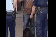 お前が何を隠しているのかはわかっているんだぞ！警察犬が怪しいものを隠し持つ男を発見。海外の反応