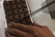 誰も知らない「チョコレート盗み食い」の技が海外で話題に←これ市販のチョコでも使える技や！　海外の反応