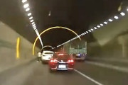 これは怖い。高速道路のトンネル入り口で発生した事故のドラレコ。