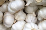 国産にんにく(300円)「買ってくれ…！買ってくれぇ……！！」中国産にんにく(100円)「……」