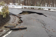 交差点で道路が突然陥没し、トラックが落下してしまう… 深さは10メートルくらいの巨大な穴