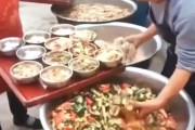 【動画】中国、面倒臭がりのおじさん、お玉を使わず自分の手で料理をすくって容器に入れる